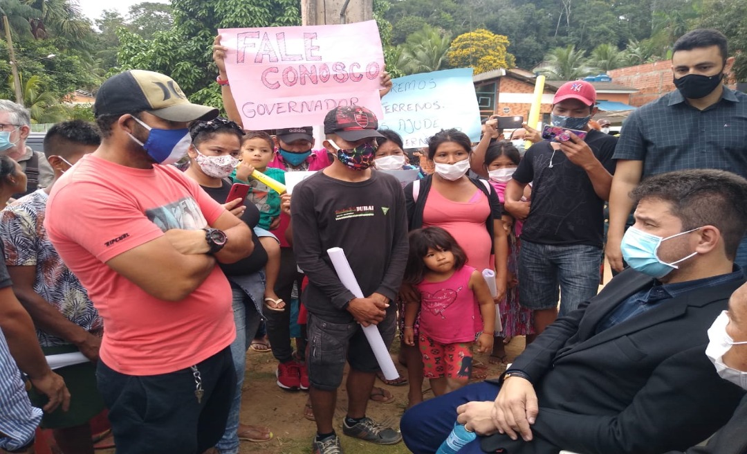 Em Assis Brasil, Gladson e Jerry Correia conversam com manifestantes em avenida após solenidade